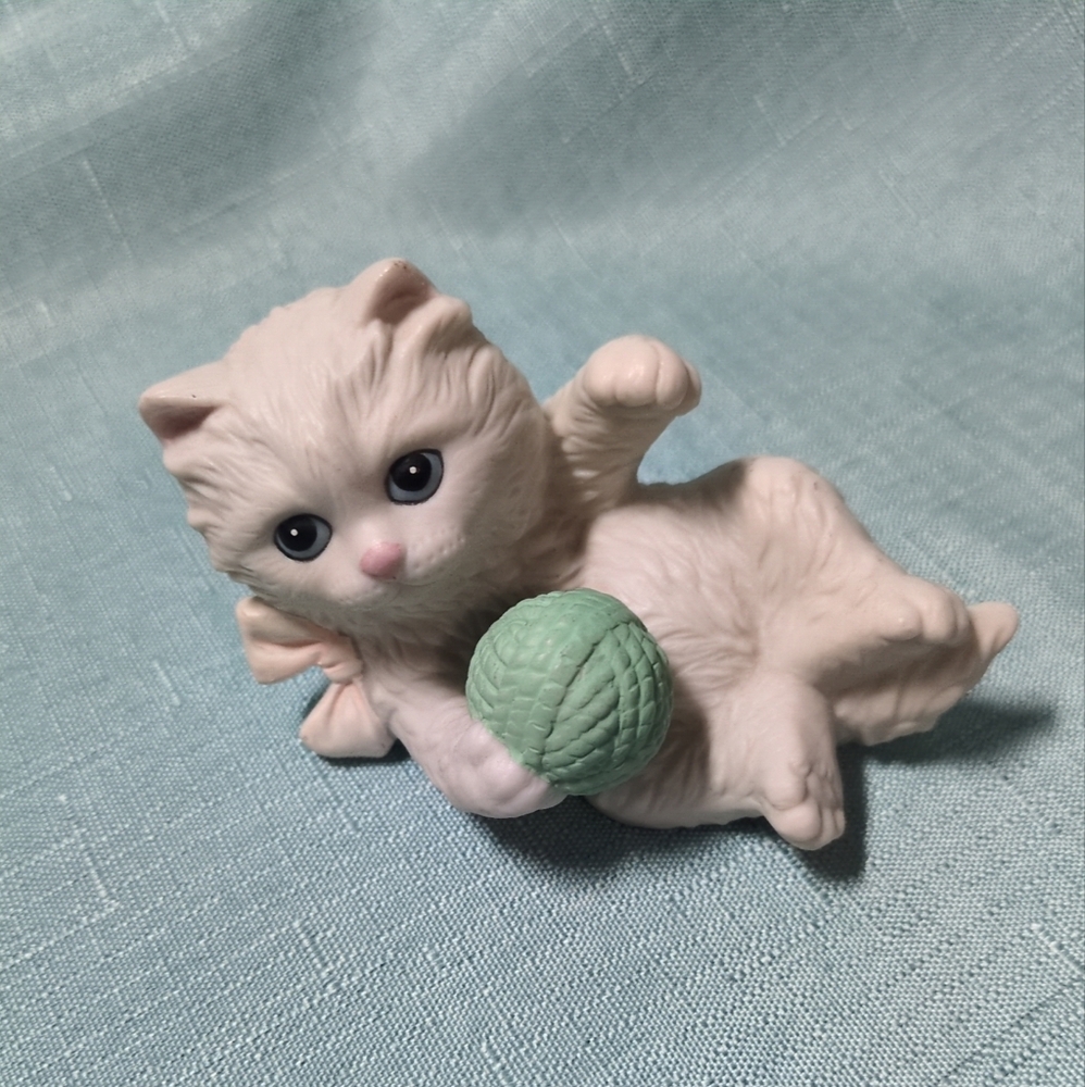 Homco Vintage White Cat and Yarn Collectible Figurine